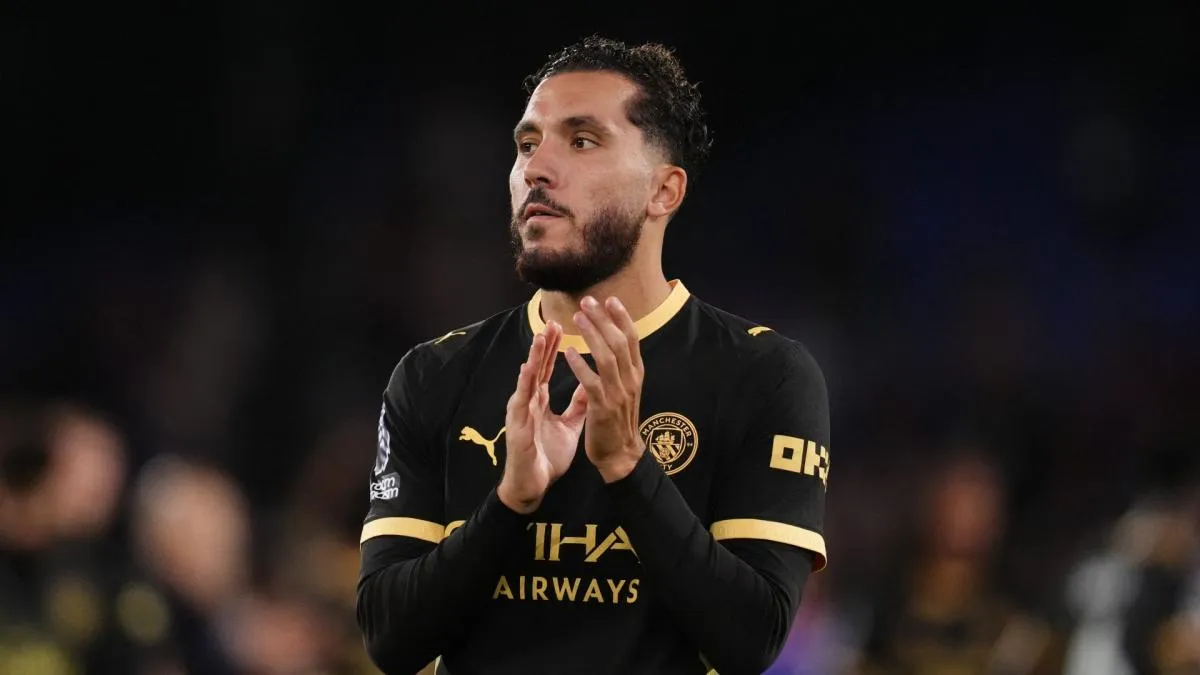 Rayan Cherki merayakan gol bersama Manchester City di hadapan suporter