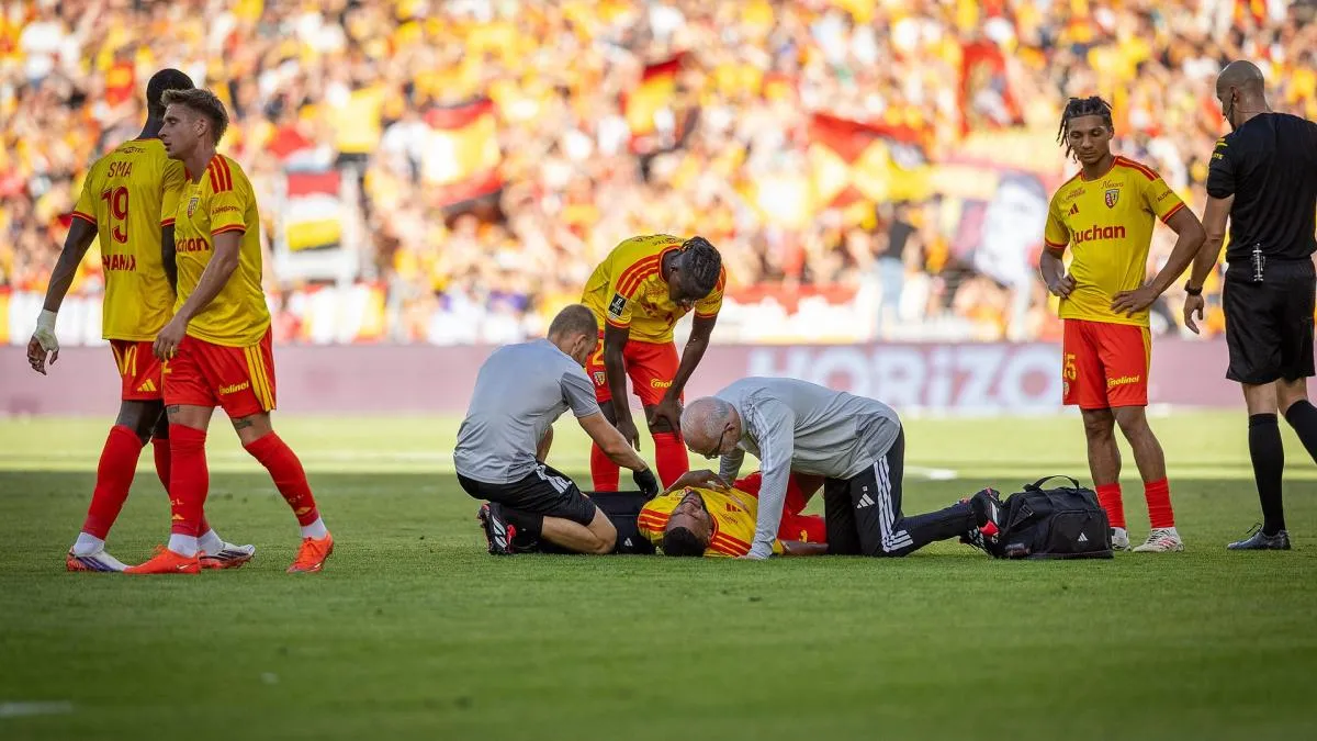 Pemain RC Lens berjalan meninggalkan lapangan setelah kekalahan dari Lorient