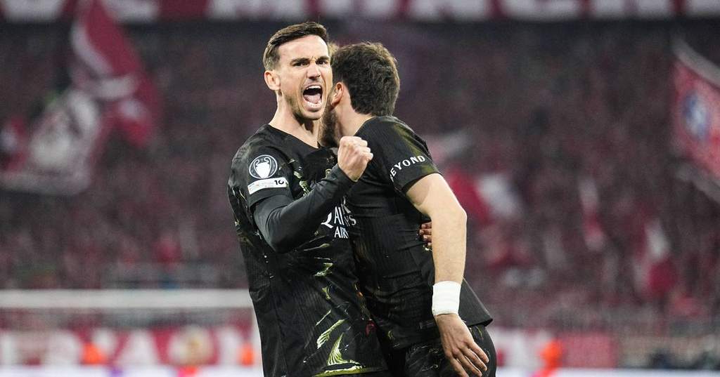 Gelandang Paris Saint-Germain Fabian Ruiz mengontrol bola di lapangan.