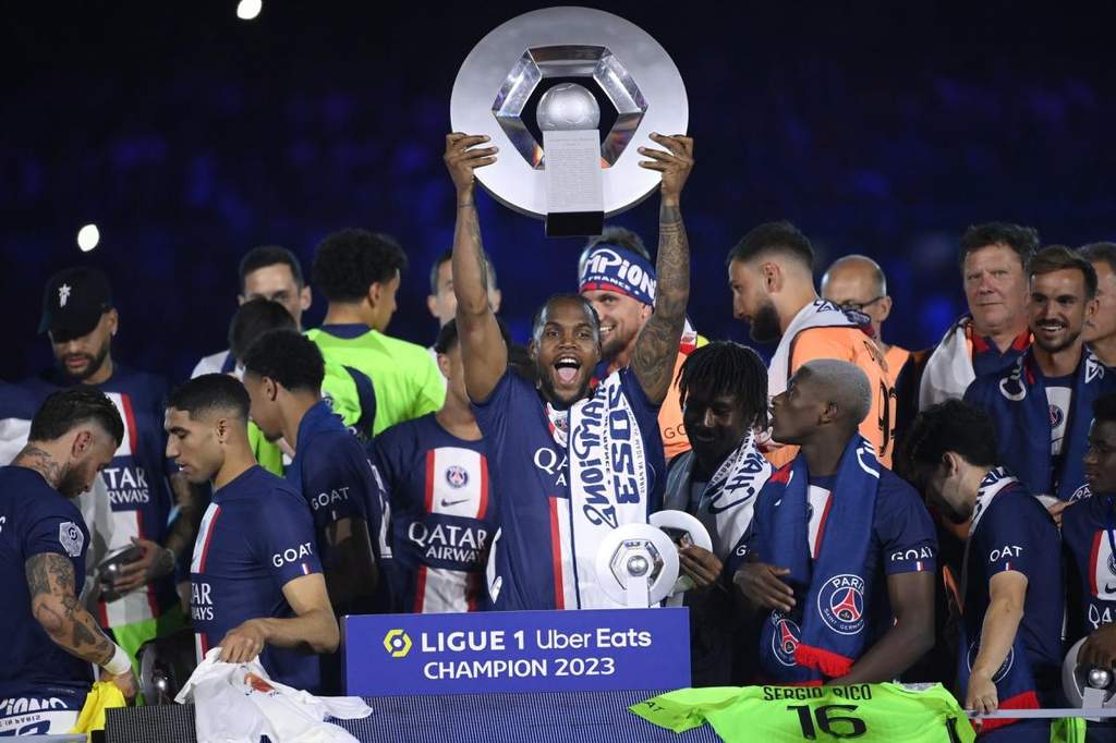 Renato Sanches dalam balutan jersey Paris Saint-Germain.