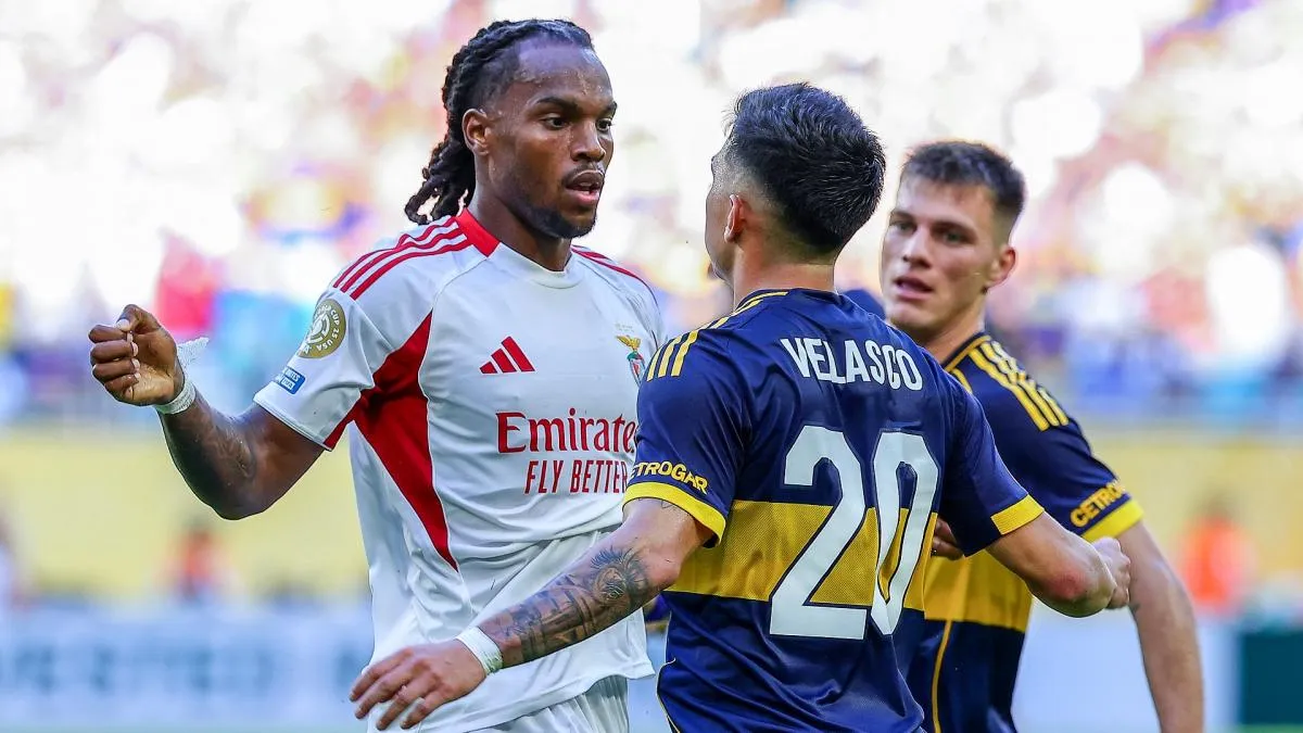 Gelandang Portugal Renato Sanches berpose dengan jersey São Paulo FC di stadion Morumbis