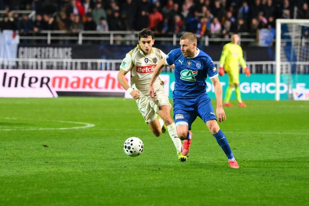Renaud Ripart tersenyum saat kembali mengikuti sesi latihan ESTAC Troyes