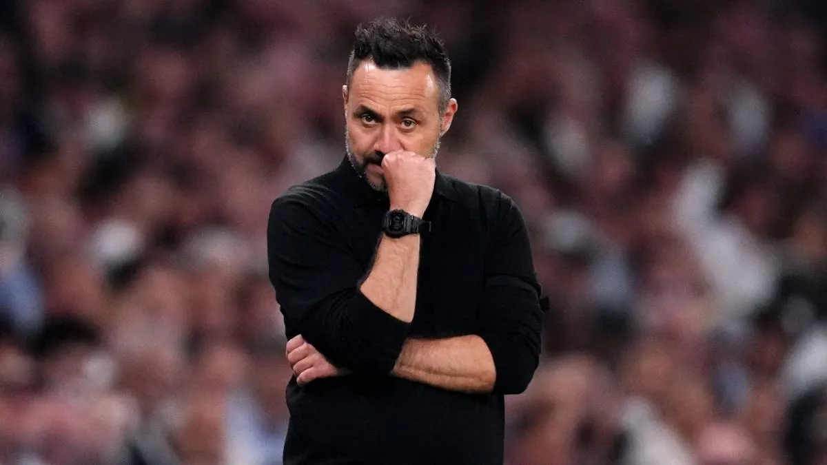 Pelatih Tottenham Roberto De Zerbi memberikan instruksi kepada pemain dalam laga Premier League