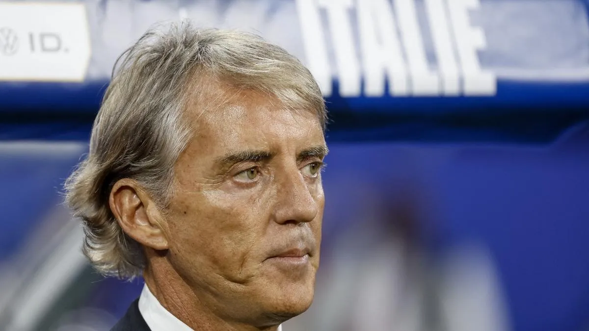 Pelatih Timnas Italia Roberto Mancini memimpin sesi latihan bersama pemain muda Italia U21