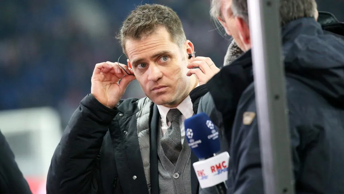 Jerome Rothen berbicara di studio RMC sambil mengecam daftar Ballon d'Or 2026