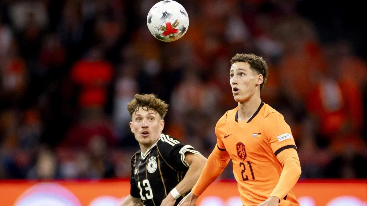 Ruben Van Bommel memberikan umpan silang kaki luar saat debut Timnas Belanda melawan Jerman