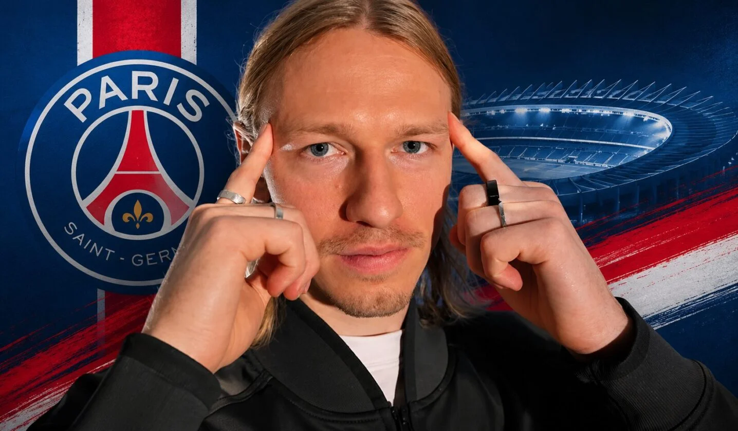 Matvey Safonov berbaring di lapangan setelah benturan keras di kepala saat pemanasan