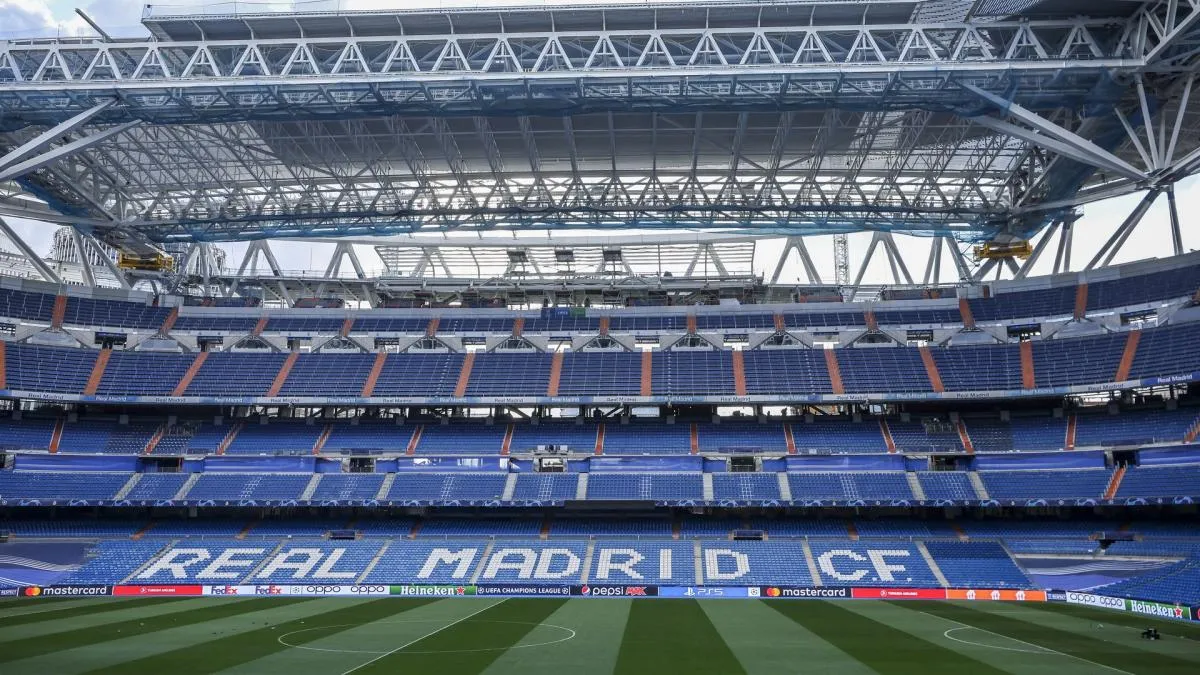 Stadion Santiago Bernabeu dengan bendera Spanyol dan komunitas otonom di tribun