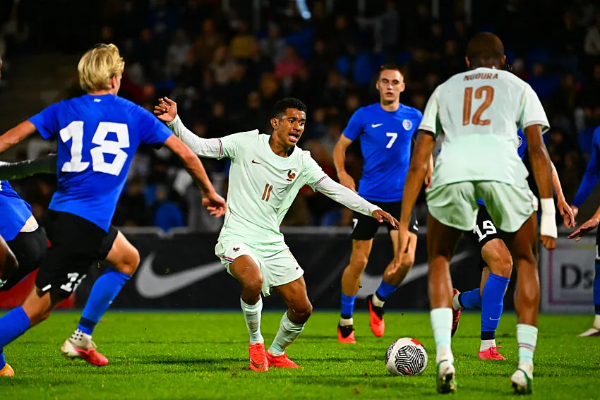 Senny Mayulu gelandang PSG ditarik keluar karena cedera saat membela Prancis Espoirs melawan Estonia