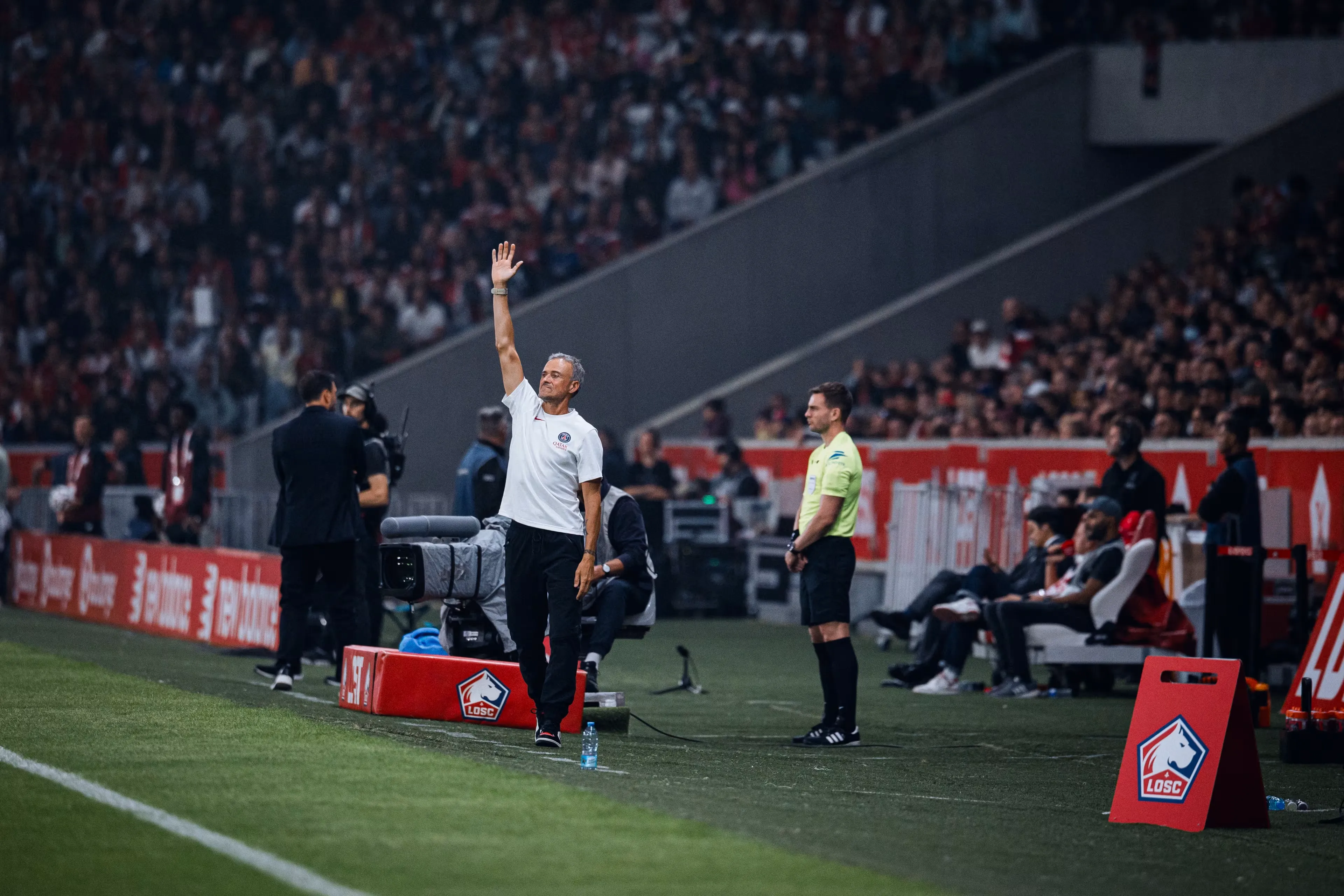 Senny Mayulu gelandang muda PSG meninggalkan lapangan karena cedera otot saat membela Timnas Prancis U-21