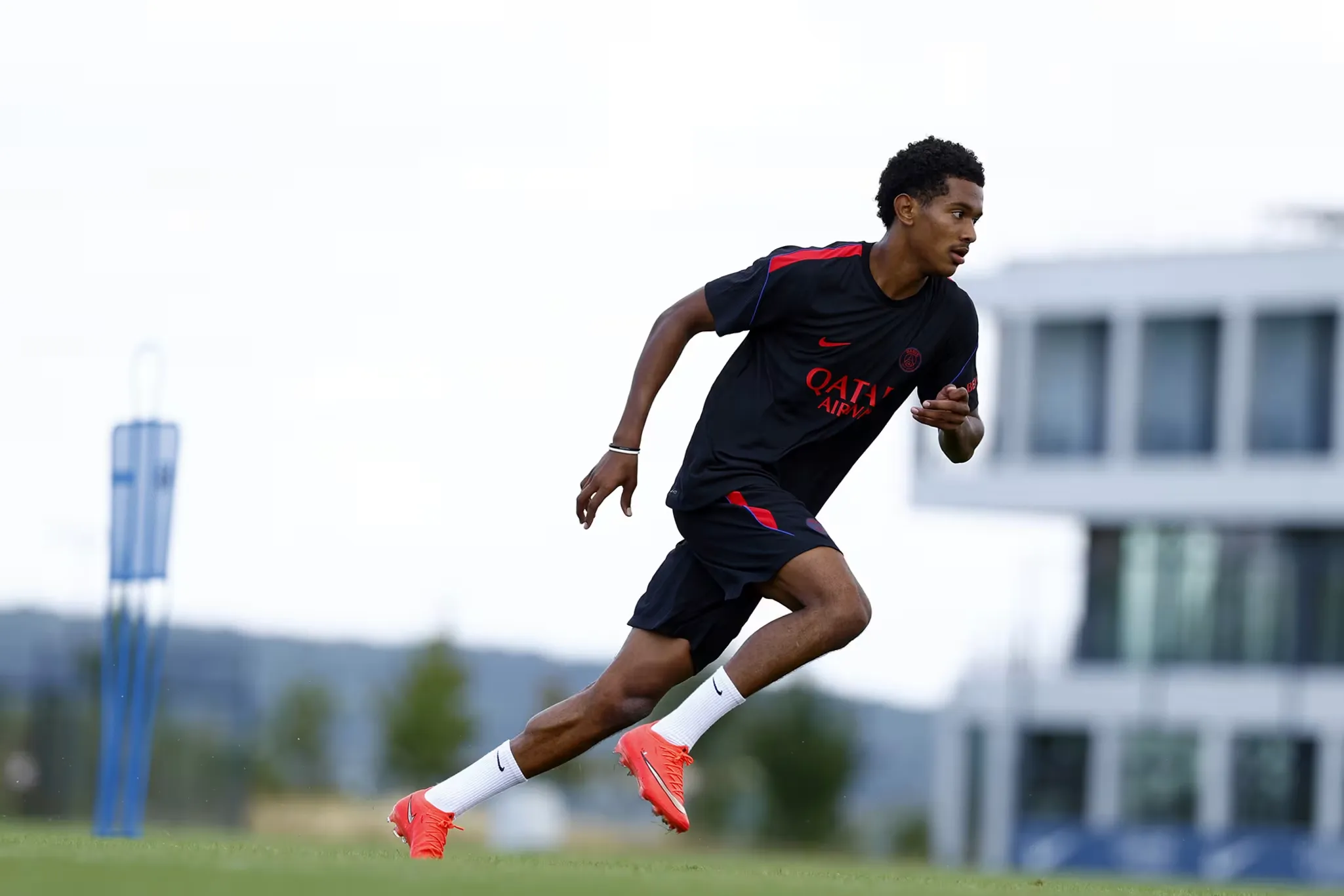 Senny Mayulu gelandang muda PSG saat membela Timnas Prancis U-21 sebelum mengalami cedera paha
