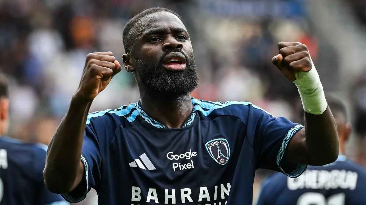 Lassine Sinayoko merayakan hat-trick bersama rekan setim Paris FC di Vélodrome