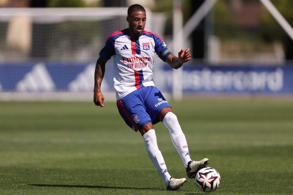 Para pemain Olympique Lyonnais bertanding melawan Slavia Prague.