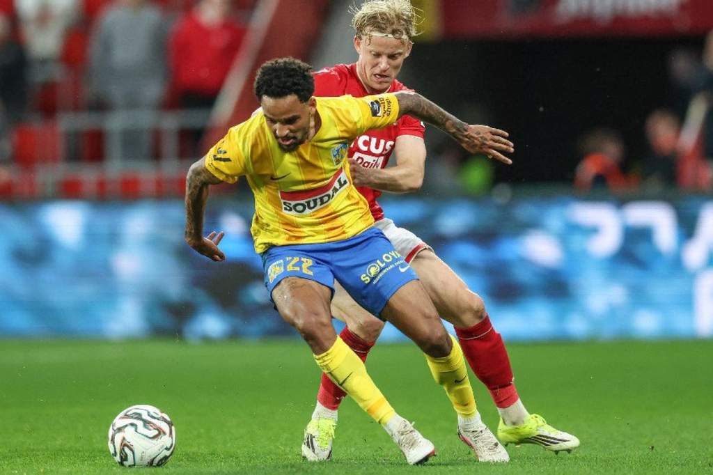 Bryan Reynolds berpose dengan jersi Stade Rennais setelah resmi bergabung.