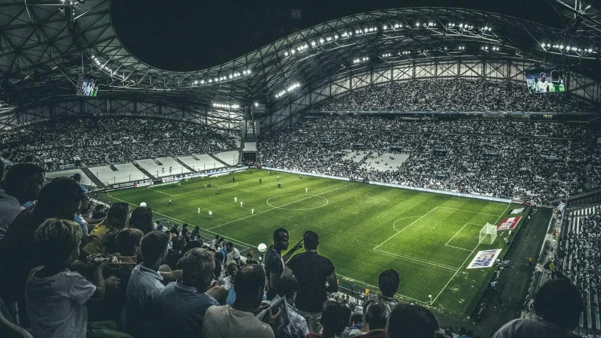 Stadion Vélodrome Marseille dengan tribun penuh suporter saat laga kandang OM