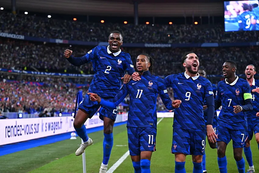 Pemain Prancis dan Belgia berbaris sebelum laga Ligue des Nations di Stade de France