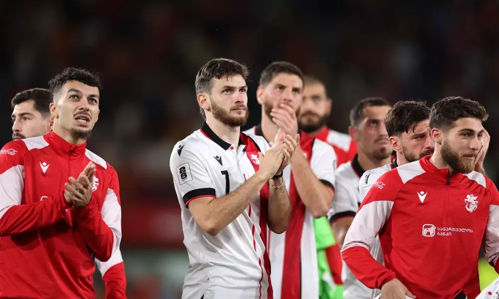 Khvicha Kvaratskhelia menggiring bola saat Georgia melawan Armenia di Ligue des Nations