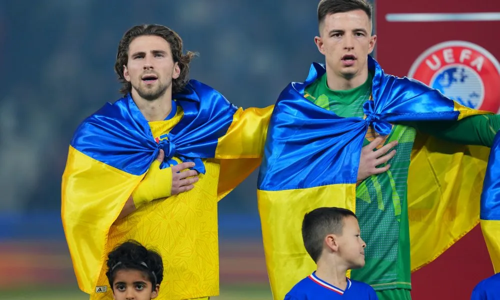 Ilya Zabarnyi menghalau bola saat Ukraina melawan Hongaria di Ligue des Nations