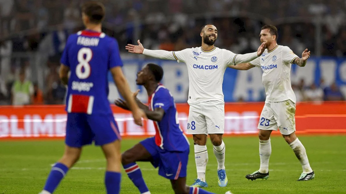 Suporter Marseille meluapkan kekecewaan di tribun Vélodrome setelah kalah dari PSG