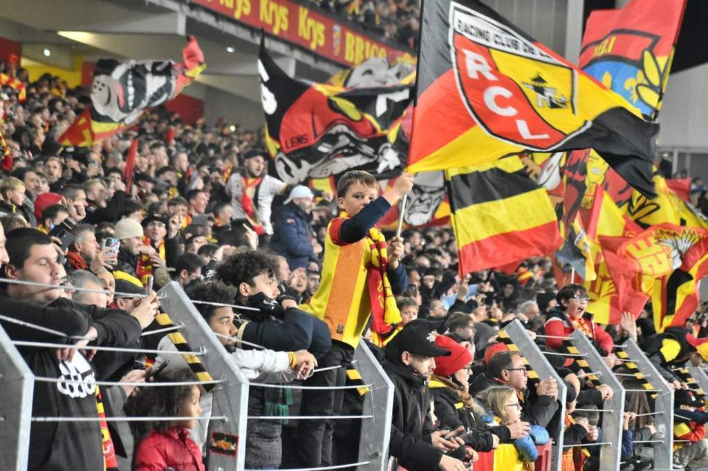 Atmosfer meriah para suporter RC Lens di Stadion Bollaert