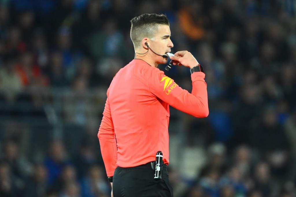 Wasit Prancis François Letexier saat memimpin pertandingan sepak bola.