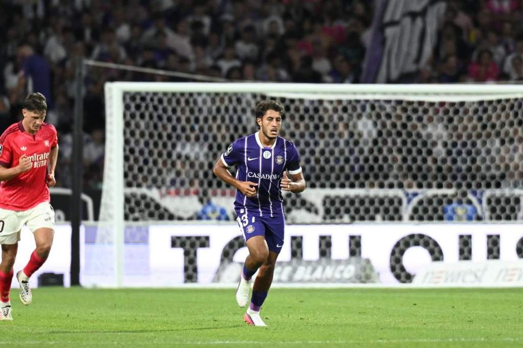Ilyas Azizi dalam sesi latihan pra-pertandingan Ligue 1.