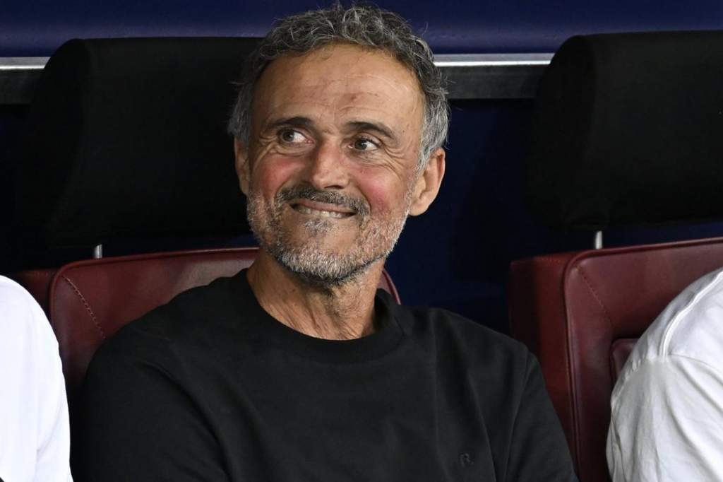 Luis Enrique emosional saat peresmian nama pantai di Gijon