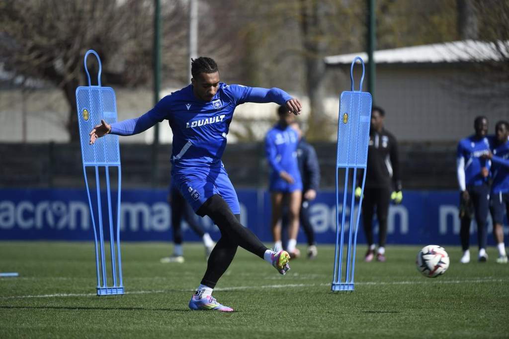 Penyerang AJ Auxerre Theo Bair merayakan gol dalam laga pramusim.