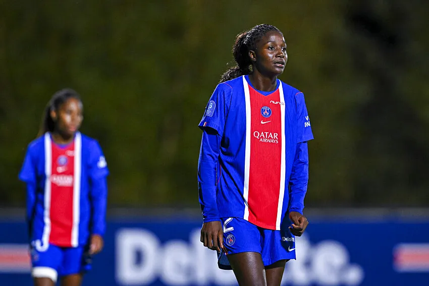 Thiniba Samoura bek PSG Wanita saat konferensi pers jelang laga lawan OH Louvain