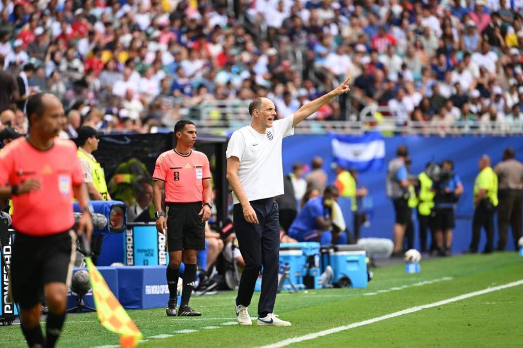 Thomas Tuchel memberikan instruksi taktis di pinggir lapangan Piala Dunia.