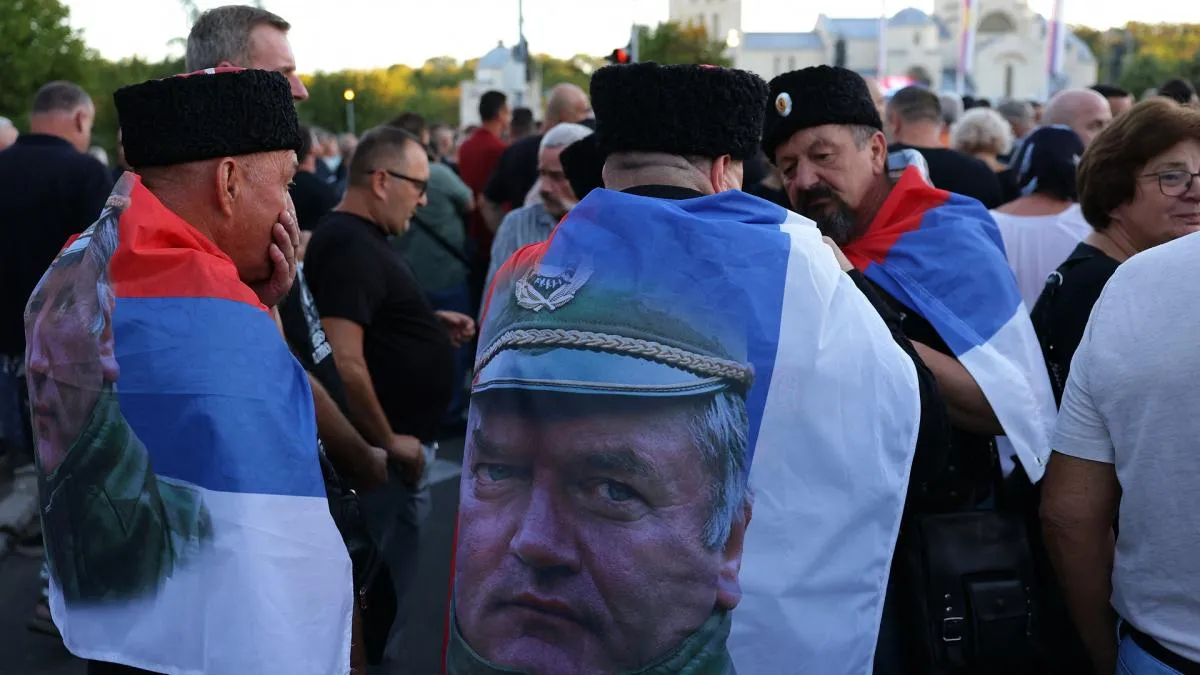 Tifo kontroversial Ratko Mladic dipamerkan suporter Etoile Rouge di stadion Belgrade