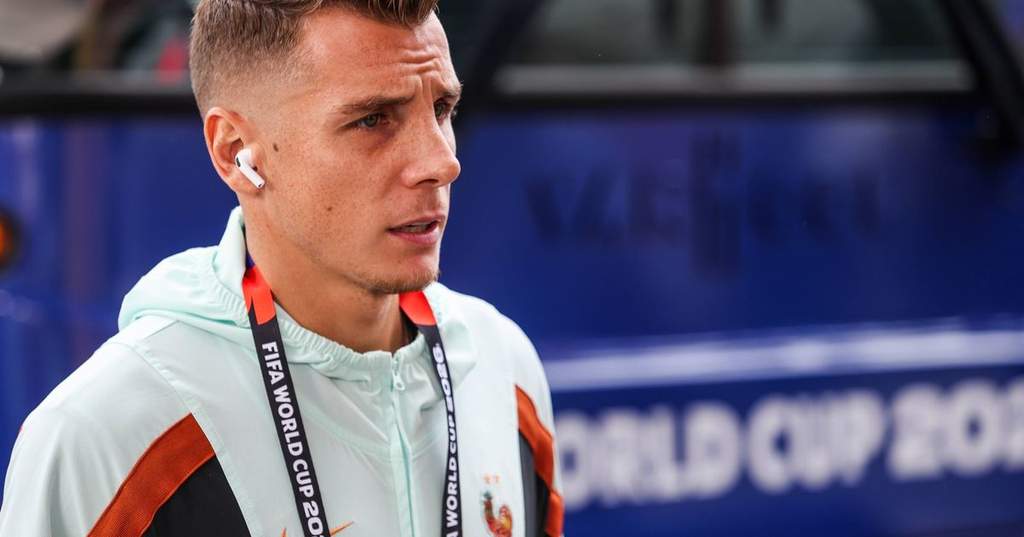 Lucas Digne kembali memperkuat Paris Saint-Germain pada bursa transfer