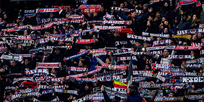 Tribun Auteuil Parc des Princes saat laga PSG setelah kelompok suporter Parias Cohortis dilarang permanen