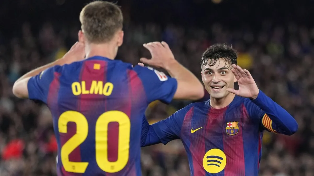 Trofi Ballon d'Or emas dengan latar nama-nama nomine 2026