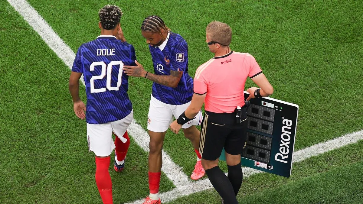 Trofi Ballon d'Or dengan latar daftar nama nominasi 2026