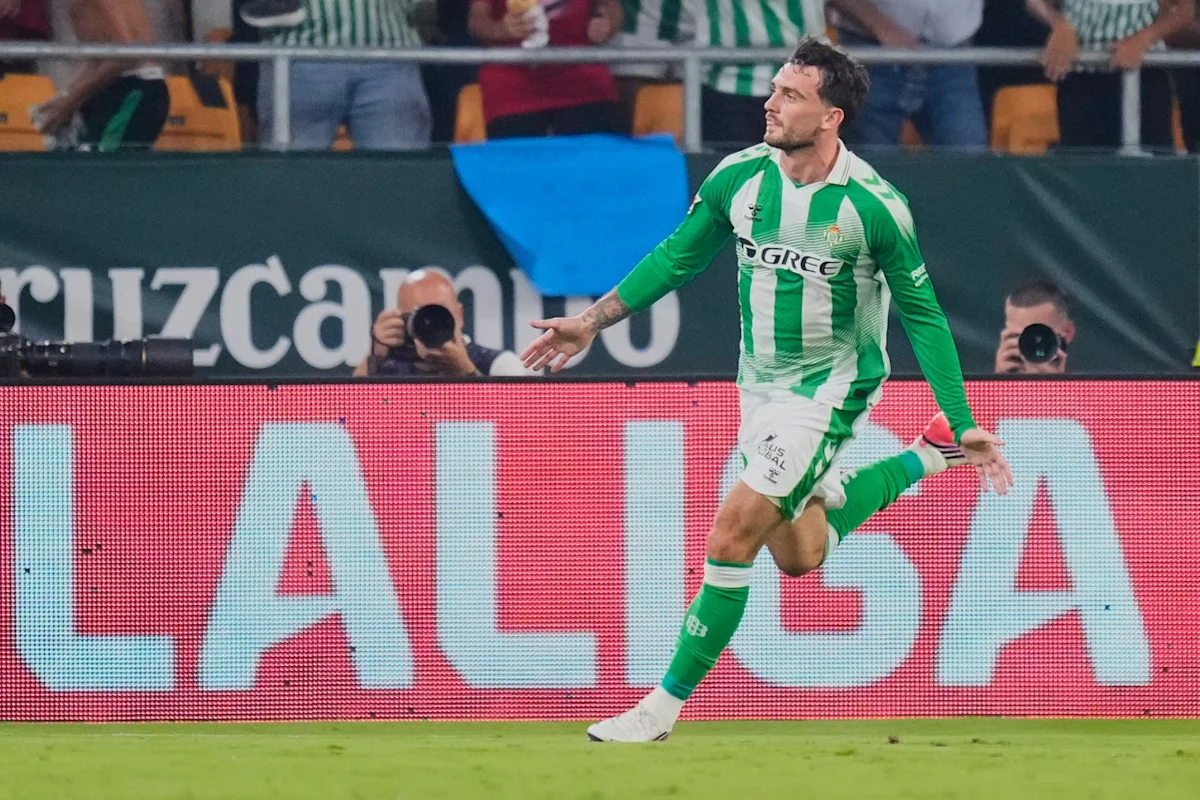 Troy Parrott merayakan gol kemenangan Real Betis atas Real Madrid di LaLiga