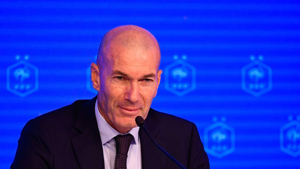 Zinedine Zidane saat memimpin sesi latihan di pinggir lapangan hijau.
