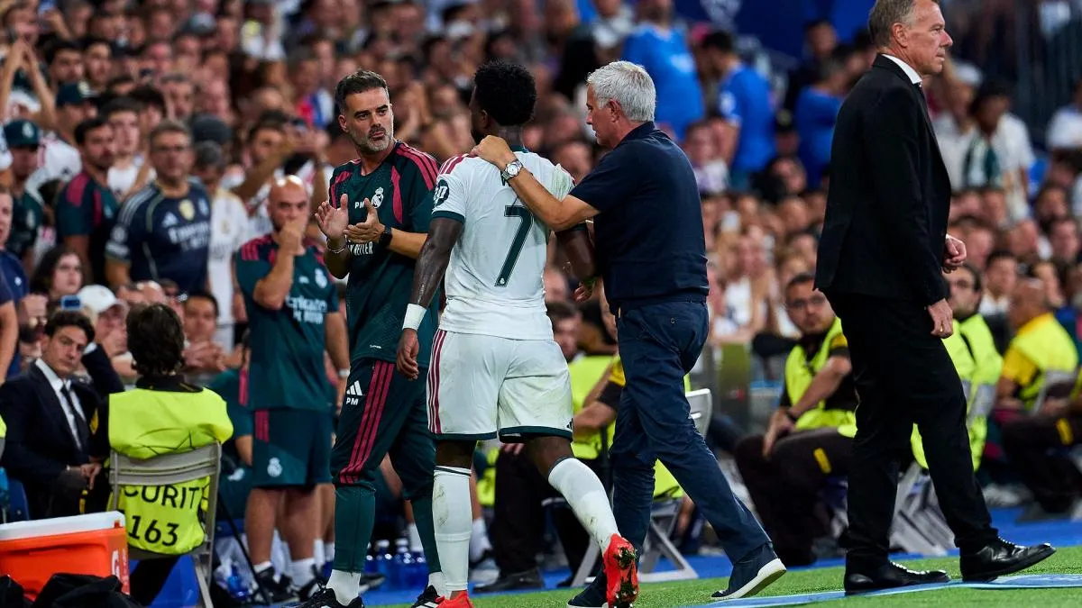 Vinicius Junior saat keluar lapangan disoraki suporter Real Madrid di Bernabeu