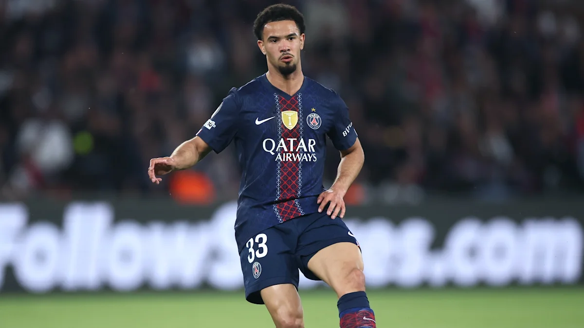 Warren Zaire Emery menggiring bola bersama PSG di laga melawan Marseille