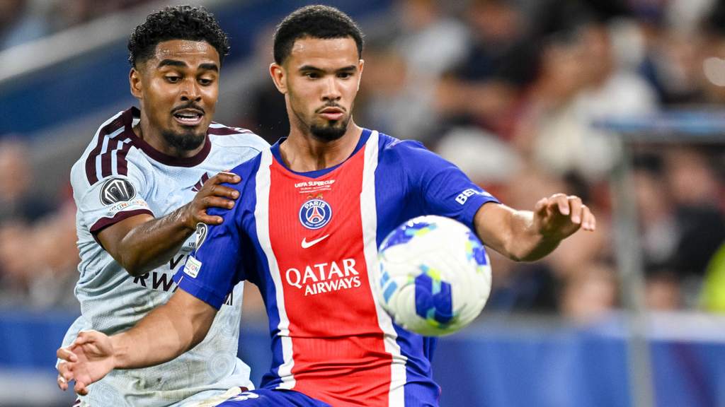 Warren Zaire-Emery merayakan gol di Parc des Princes