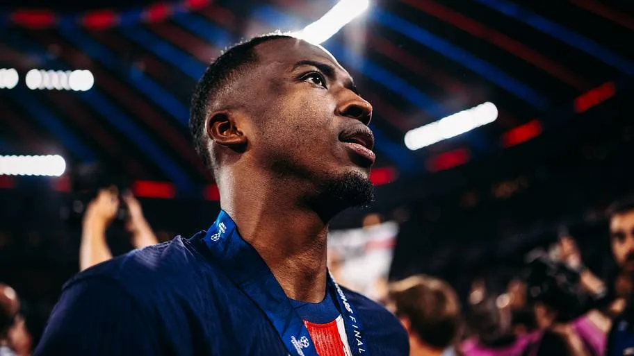 Willian Pacho bermain untuk PSG di laga Ligue 1 dengan ekspresi penuh tekad