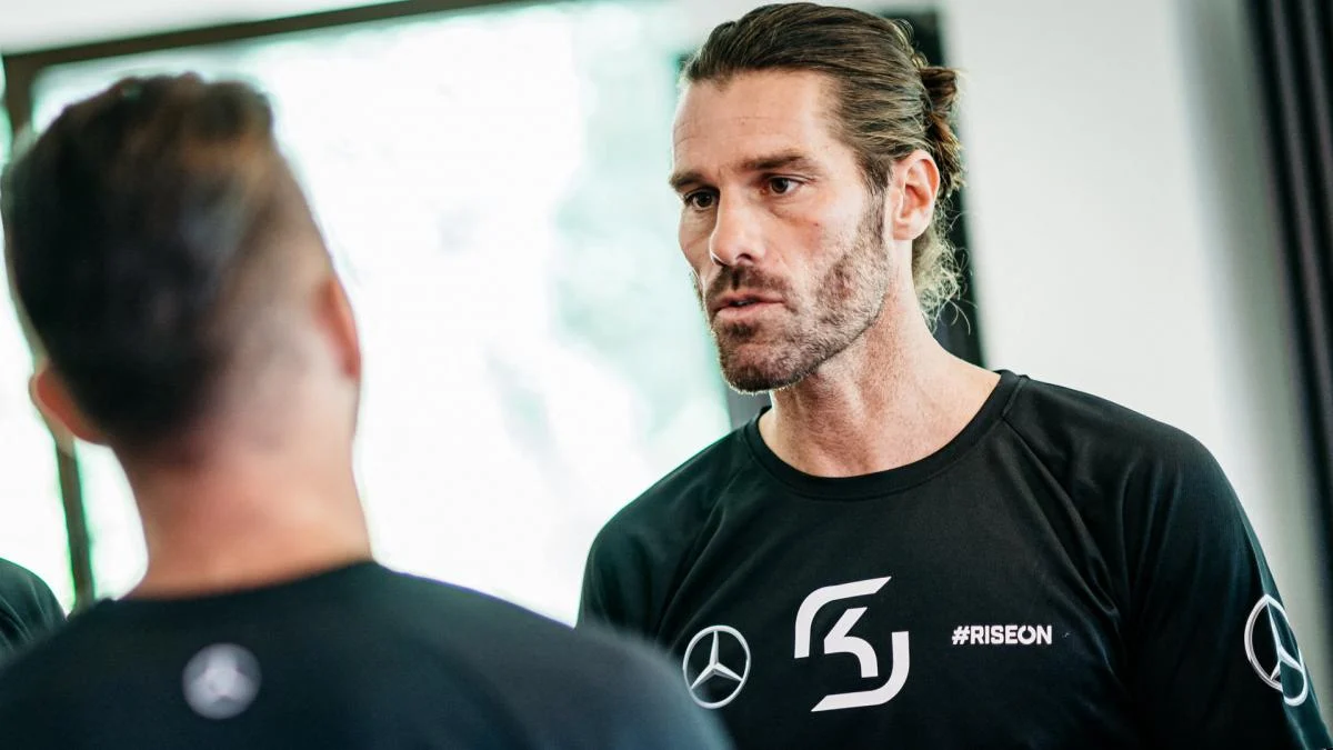 Yann-Benjamin Kugel pelatih fisik FC Barcelona memimpin sesi latihan kekuatan pemain