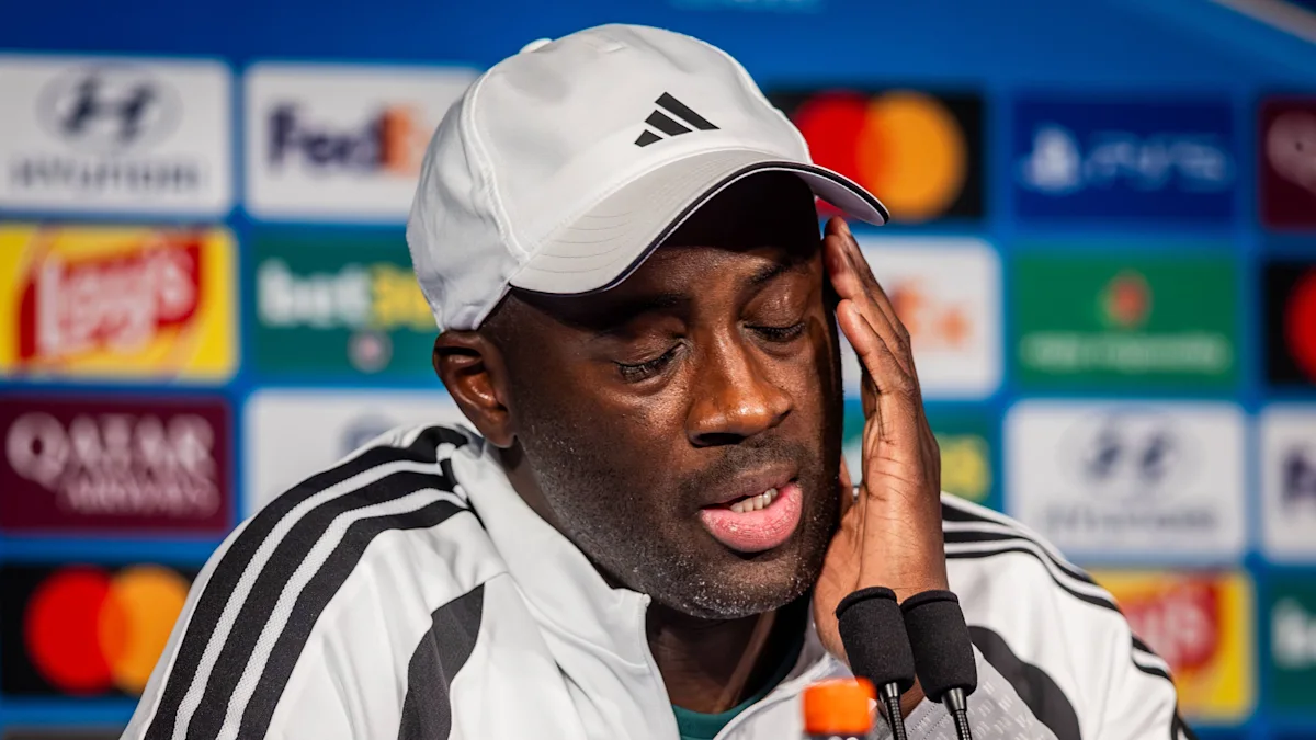 Yaya Toure pelatih Slovan Bratislava memberikan instruksi di pinggir lapangan