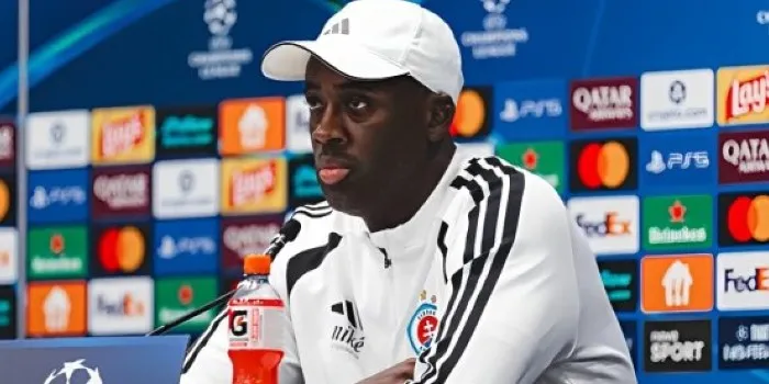 Pelatih Slovan Bratislava Yaya Toure berbicara dalam konferensi pers sebelum lawan PSG