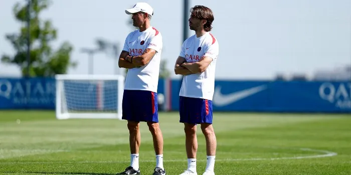 Zinedine Zidane memberi instruksi kepada pemain Timnas Prancis dalam sesi latihan