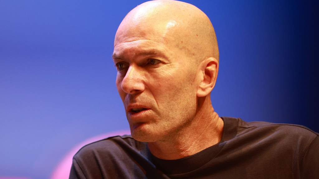 Zinedine Zidane bersiap melatih tim nasional Prancis menggantikan Didier Deschamps