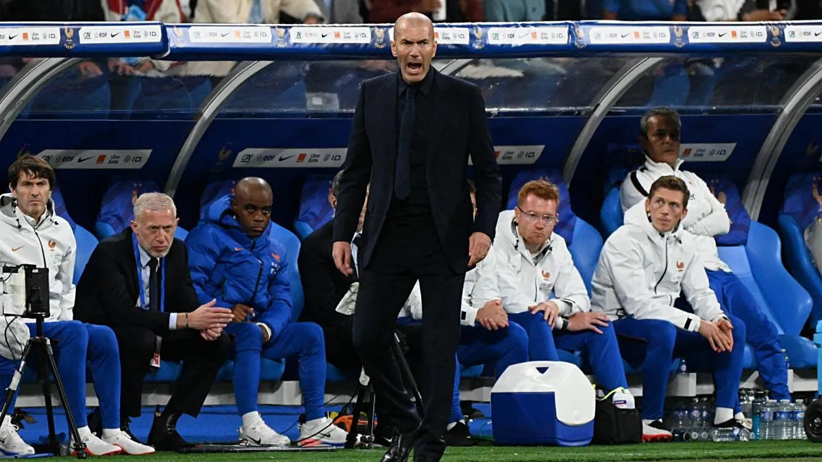 Zinedine Zidane memberikan instruksi kepada pemain Timnas Prancis saat debut melawan Italia