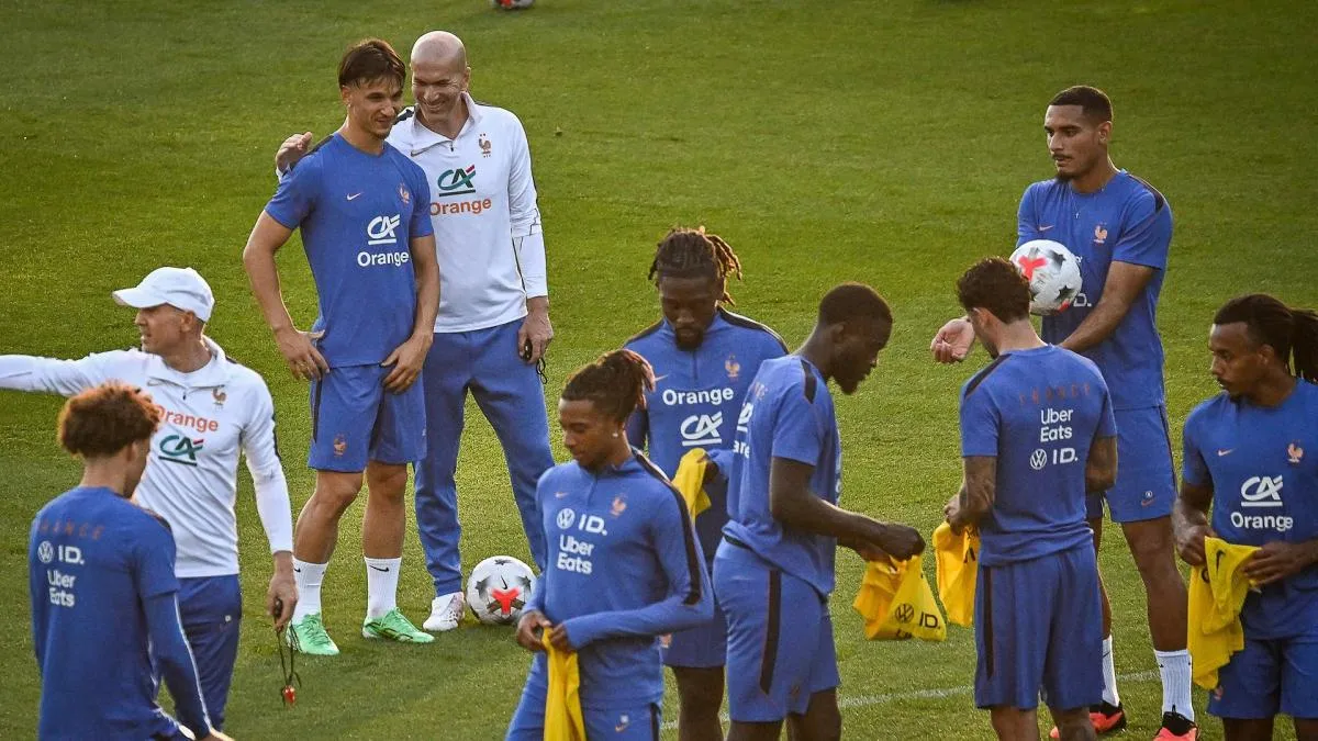 Zinedine Zidane memimpin latihan perdana Timnas Prancis bersama Lucas Da Cunha dan Rayan Cherki