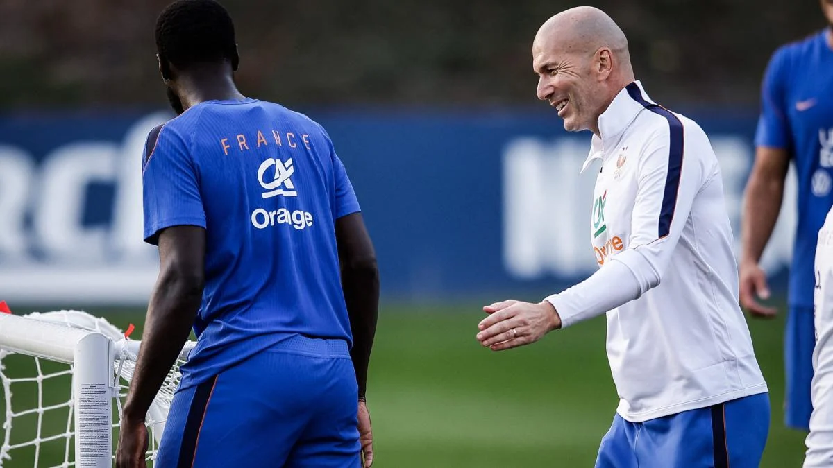 Zinedine Zidane memimpin sesi latihan perdana timnas Prancis di Clairefontaine