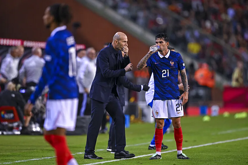 Pelatih Timnas Prancis Zinedine Zidane dan gelandang Lucas Da Cunha saat laga Ligue des Nations